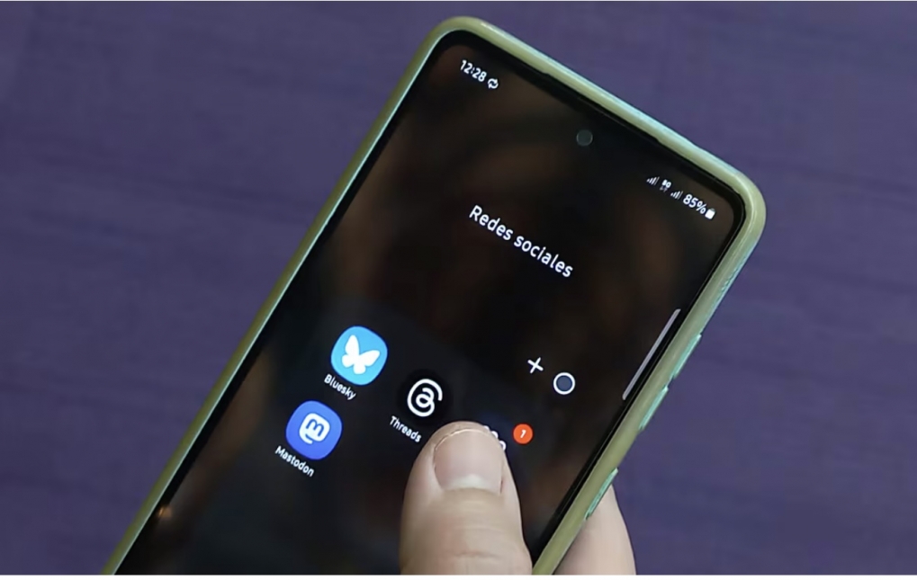 O democratizamos el modelo de redes sociales o muere la Democracia.